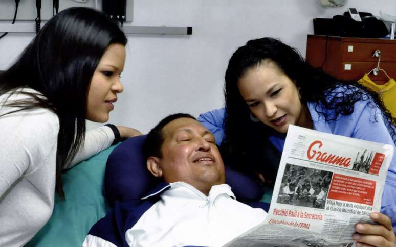 O líder venezuelano lê a edição de ontem do jornal cubano Granma 