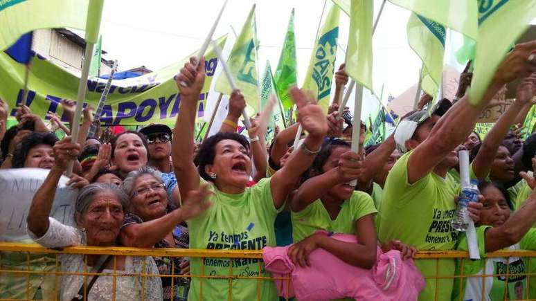 <p>Além da liderança nas pesquisas, Correa é o presidente americano com a maior popularidade: 80%</p>