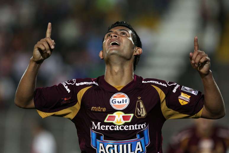 <p>David Silva comemora segundo gol do Tolima</p>