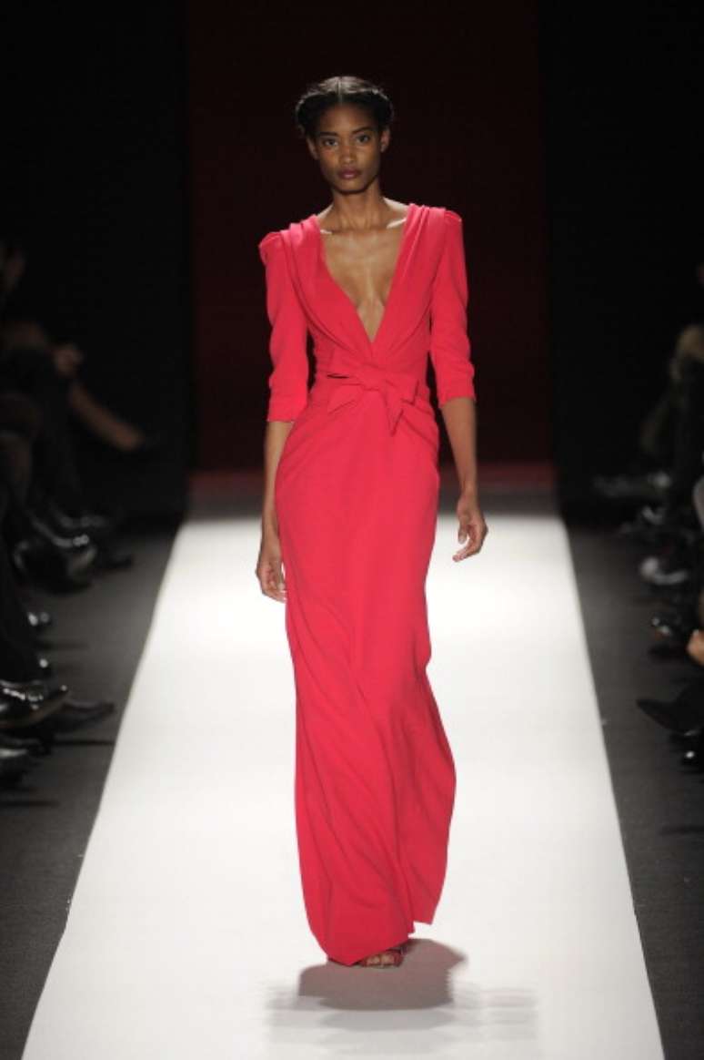 <p>Carolina Herrera propõe o rosa no vestido para a noite em tecido fluido</p>