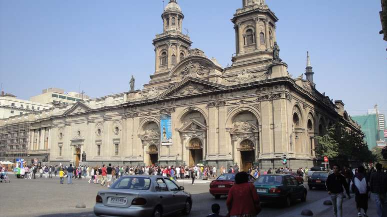 Localizada na Plaza de Armas, a Catedral Metropolitana de Santiago é a sede da Arquidiocese da capital chilena e o principal templo católico do país. Construída a pedido de Pedro de Valdívia, fundador da cidade, a atual estrutura demorou 52 anos para ser concluída. A arquitetura segue o estilo neoclássico italiano, onde destaca-se o altar-mor feito de mármore branco e pedras preciosas. O prédio foi declarado Monumento Nacional em 1951. Entrada gratuita. Endereço: Plaza de Armas, centro. Tel.: 00xx 56 2 696.2777 