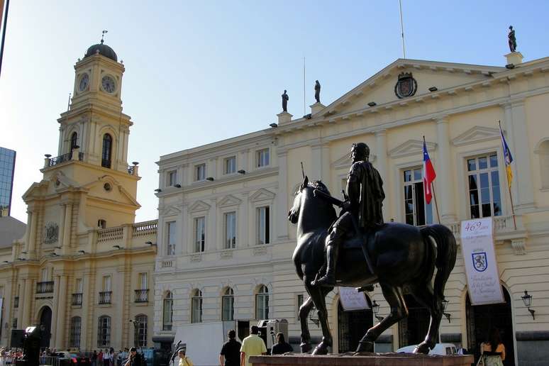 O Museu Histórico Nacional (esq.) apresenta o principal acervo sobre a história do país; ao lado, edifício da prefeitura de Santiago e estátua de Pedro de Valdívia