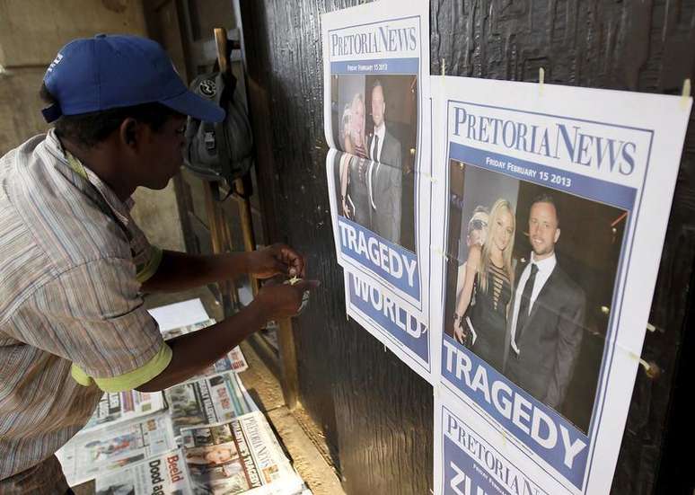 Vendedor de jornal instala sua banca de vendas na frente ao tribunal onde o velocista sul-africano Oscar Pistorius deve comparecer, em Pretoria. Pistorius chorou, nesta sexta-feira, ao ser formalmente acusado no tribunal de assassinar a namorada dentro da casa de luxo onde ele mora. 15/02/2013