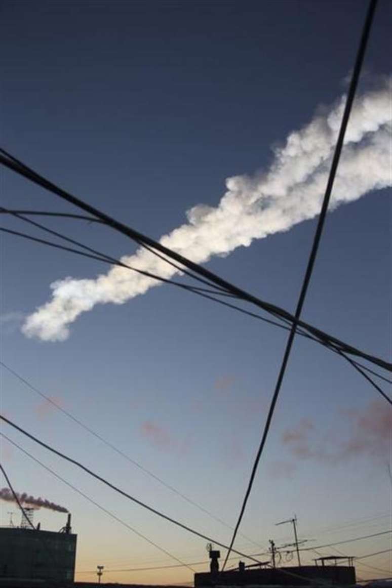 Vista de um apartamento residencial mostra o rastro da queda de um objeto sobre a cidade de Chelyabinsk, na Rússia. Mais de 500 pessoas ficaram feridas em consequência de um meteorito que atravessou o céu e explodiu sobre a região central da Rússia nesta sexta-feira, lançando bolas de fogo na direção da Terra, quebrando janelas e danificando prédios. 15/02/2013.