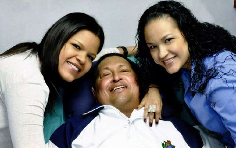 <p>Hugo Ch&aacute;vez em foto com as filhas, antes de deixar Cuba e retornar a Caracas</p>