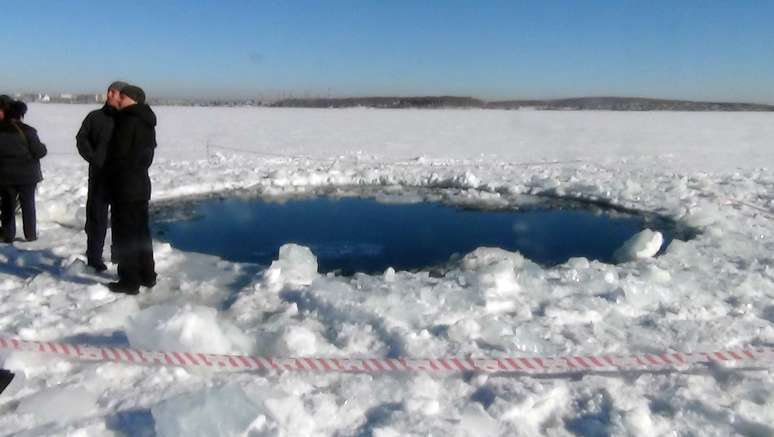 Autoridades informaram que o meteorito caiu em um lago congelado 