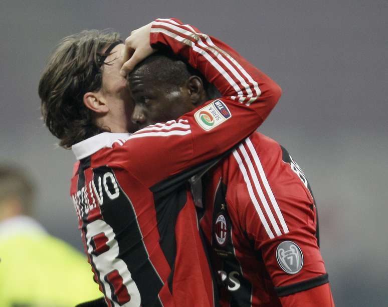 Montolivo cumprimenra Balotelli após o atacante marcar gol de falta