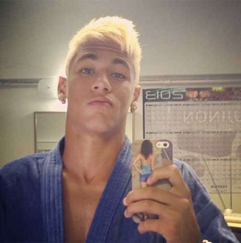O atacante do Santos Neymar Junior postou em sua página no Instagram, nesta sexta-feira (15), fotos de seu novo visual, agora sem a barba loira oxigenada que vinha exibindo nas últimas semanas