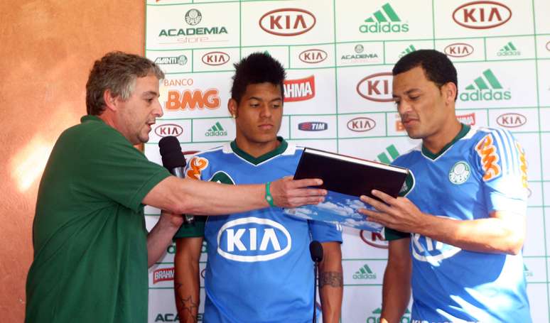<p>Leandro (centro) promete mostrar seu valor quando receber oportunidades no Palmeiras</p>