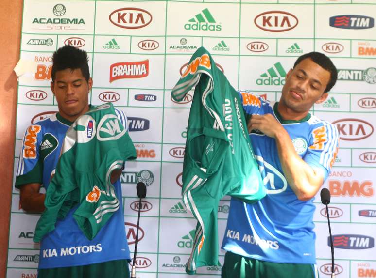 <p>Leandro e Léo Gago foram apresentados pelo Palmeiras</p>