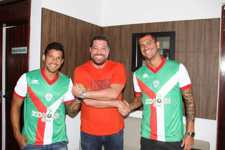 <p>Rico (à esquerda) foi apresentado pelo novo clube com o companheiro Renan Marques</p>