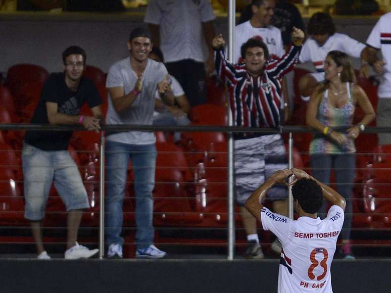 <p>Ganso vibra com os torcedores depois de marcar o gol da vit&oacute;ria s&atilde;o-paulina&nbsp;</p>