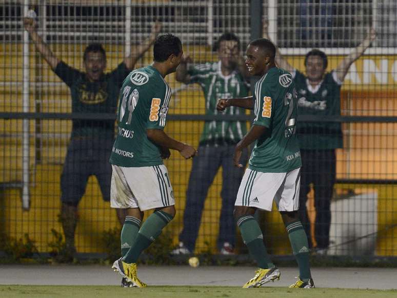 <p>Patrick Vieira celebra gol que aliviou pressão sobre o Palmeiras na última quinta</p>