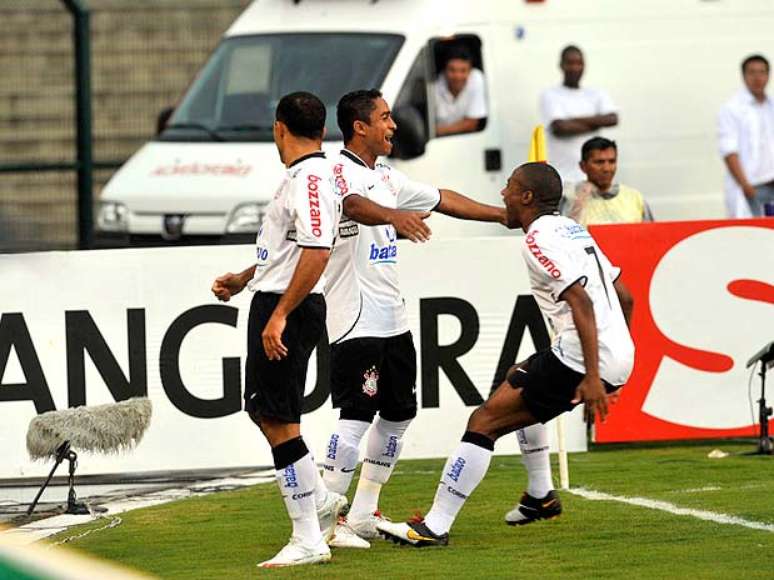 <p>Jorge Henrique celebra gol com Iarley e Elias em 2010: início da melhor sequência corintiana na história do clássico</p>