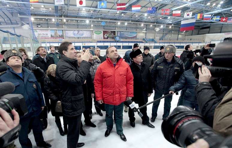 Ministro de Emergências da Rússia, Vladimir Puchkov, visita um centro esportivo na cidade de Chelyabinsk para inspecionar os danos causados pelo meteorito que caiu na cidade