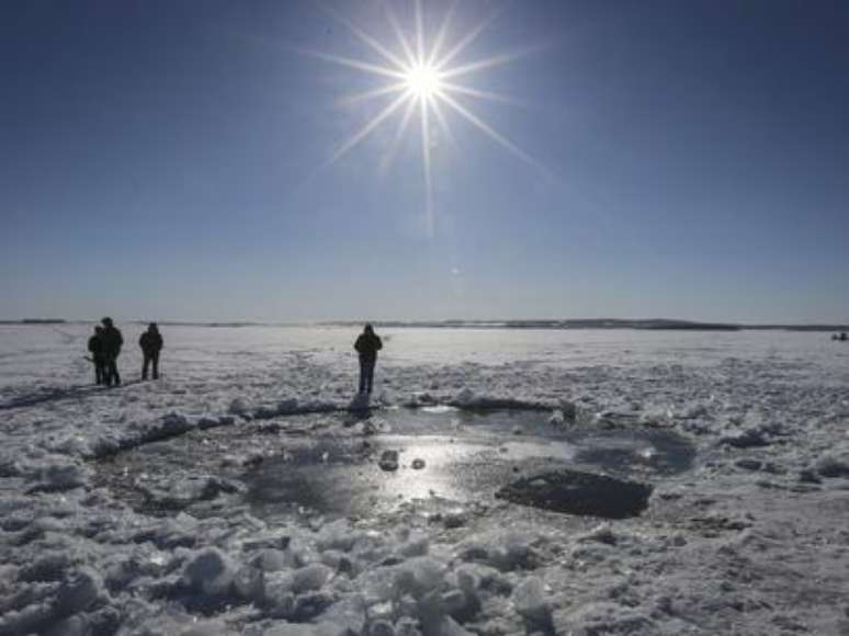 <p>Buraco em lago congelado teria sido causado por meteorito</p>