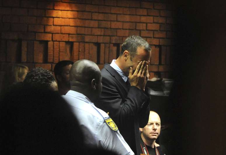 <p>Oscar Pistorius chora ap&oacute;s ser acusado de homic&iacute;dio por matar sua namorada</p>