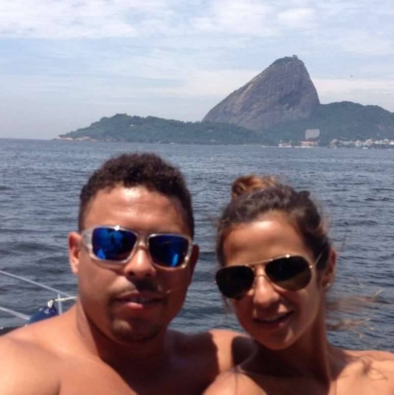 Ao lado da DJ Paula Morais, Ronaldo curte o sábado de sol no Rio de Janeiro