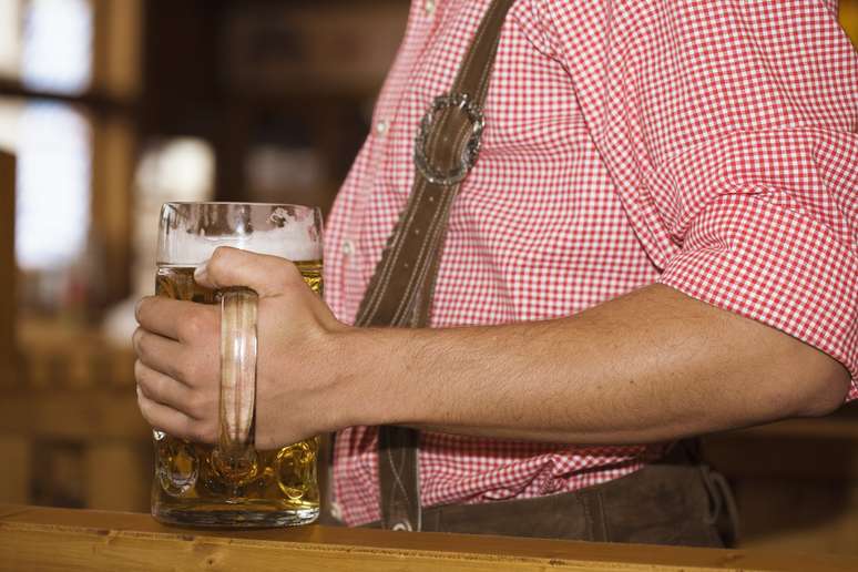 <p>O estudo teria sido encomendado pela indústria de bebidas e afirma que beber cerveja pode fazer bem à saúde</p>