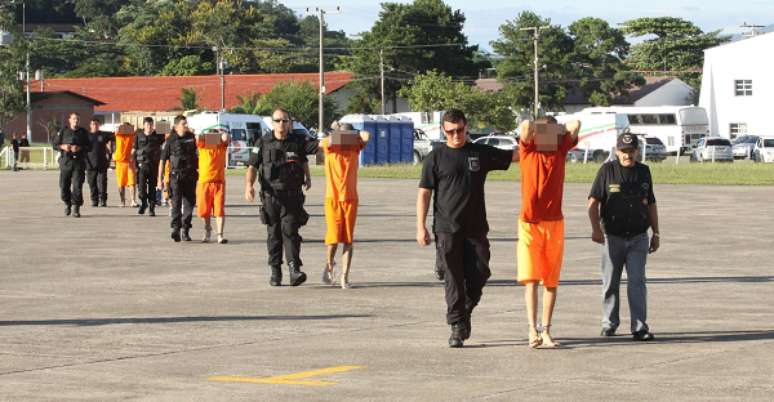 <p>Policiais transferem presos considerados líderes dos ataques em várias cidades de Santa Catarina</p>