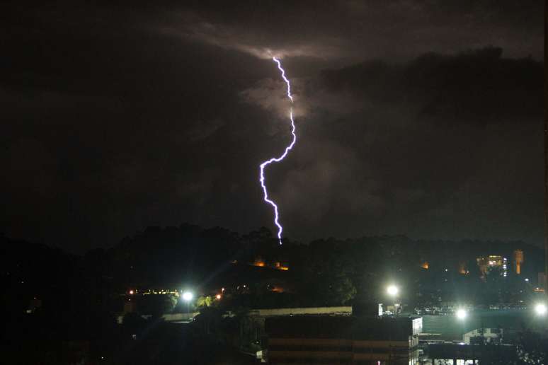 Raios s&atilde;o vistos no bairro Demarchi, em S&atilde;o Bernardo do Campo, na regi&atilde;o do ABC