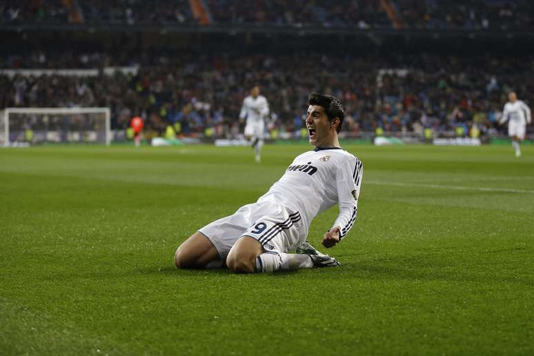 <p>O Real Madrid teve um início arrasador no Santiago Bernabéu e venceu o Rayo Vallecano por 2 a 0 neste domingo. Morata (foto) anotou o primeiro da partida</p>