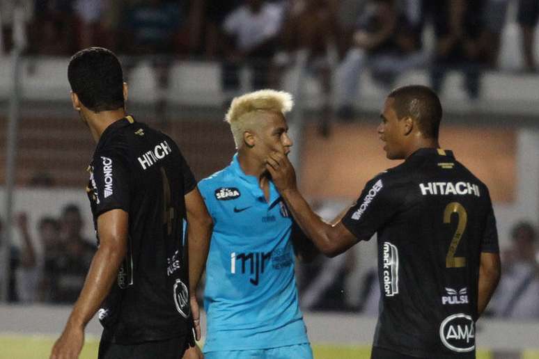 <p>Neymar discute com Arthur antes da expulsão</p>