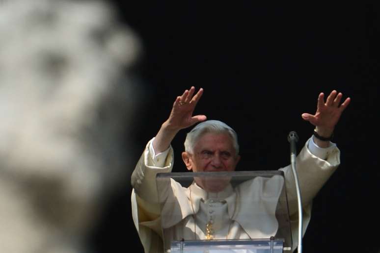 <p>Imagem mostra Bento XVi acenando aos presentes na Praça São Pedro durante a missa do Ângelus do dia 17 de fevereiro</p>