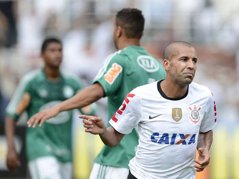 <p>Emerson fez o primeiro do Corinthians, que dominou o começo do clássico</p>