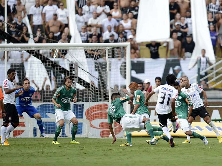Romarinho recebeu passe de Alexandro Pato e, de chapa, acertou o chute para o segundo gol corintiano
