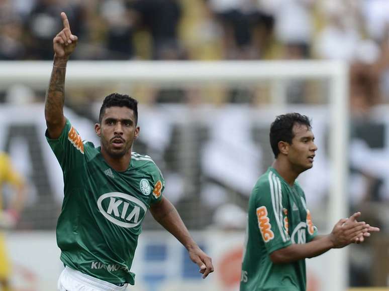 <p>Vilson, à esquerda, e Vinícius, à direita, fizeram os gols do Palmeiras no clássico</p>