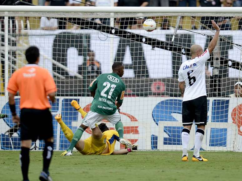 <p>Patrick Vieira teve gol bem anulado pela arbitragem no clássico diante do Corinthians</p>