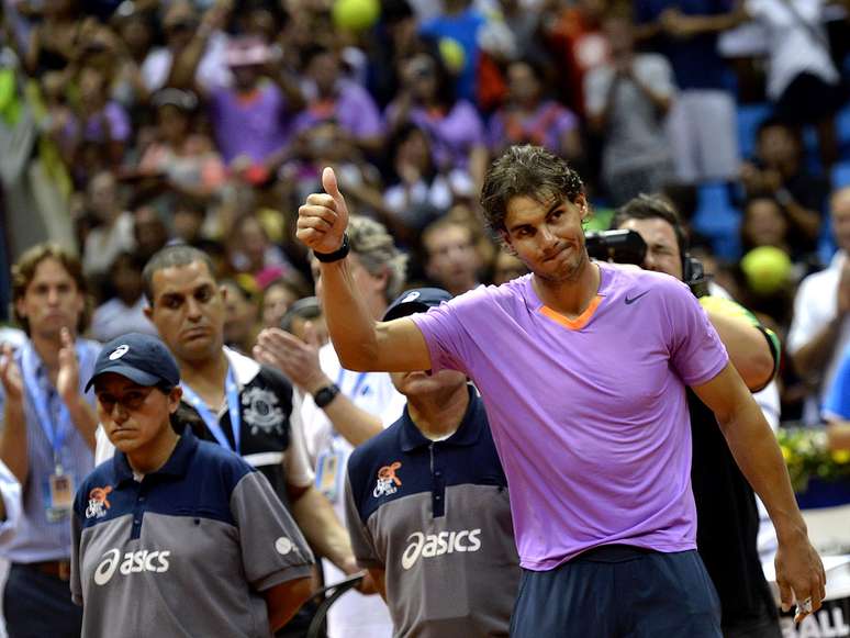 Nadal acena para torcida no Ginásio do Ibirapuera