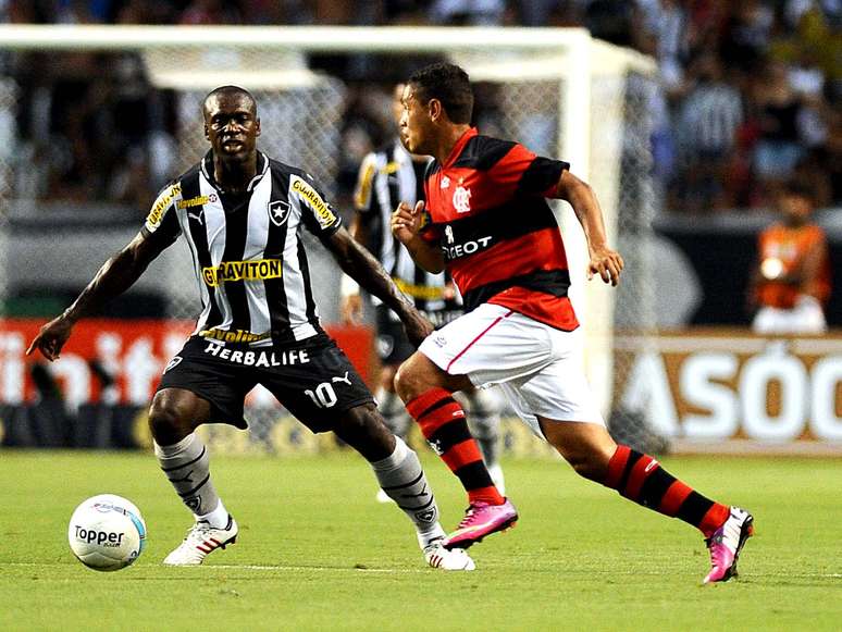 <p>Seedorf foi bem marcado pela defesa do Flamengo</p>