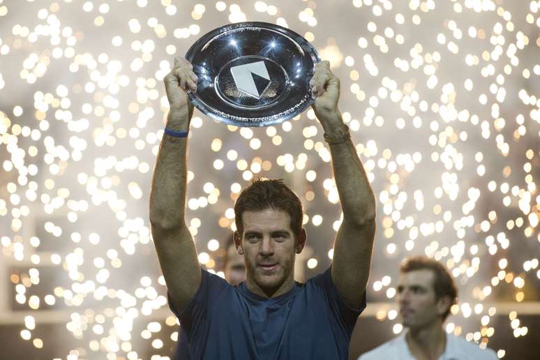 Del Potro ergue troféu do ATP 500 de Roterdã conquistado neste domingo