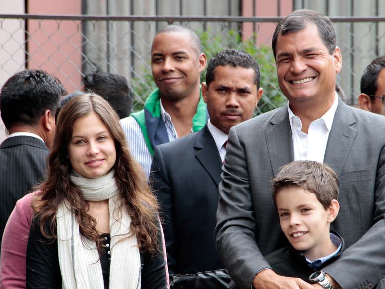 <p>Correa foi votar neste domingo acompanhado da família </p>