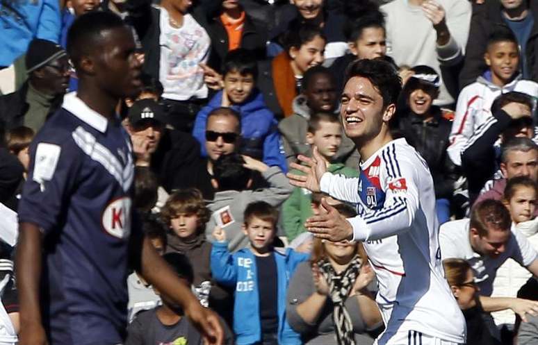 Clement Grenier (direita), do Olympique Lyon, comemora após marcar contra o Girondins Bordeaux em partida no estádio Chaban Delmas em Bordeaux, França. 17/02/2013