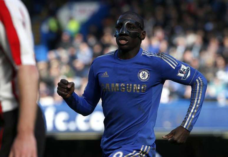 Demba Ba, do Chelsea, usa uma máscara durante partida contra o Brentford no Stamford Bridge em Londres, Reino Unido. 17/02/2013