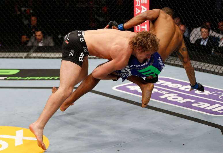 <p>Gunnar Nelson teve facilidade para derrubar Santiago e ainda levou a melhor em pé</p>