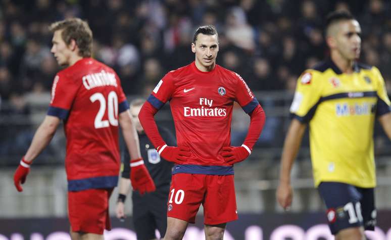 Fora de casa, o PSG, do astro sueco Zlatan Ibrahimovic, perdeu de virada para o Sochaux e viu o Lyon se aproximar na briga pela primeira posição do Campeonato Francês