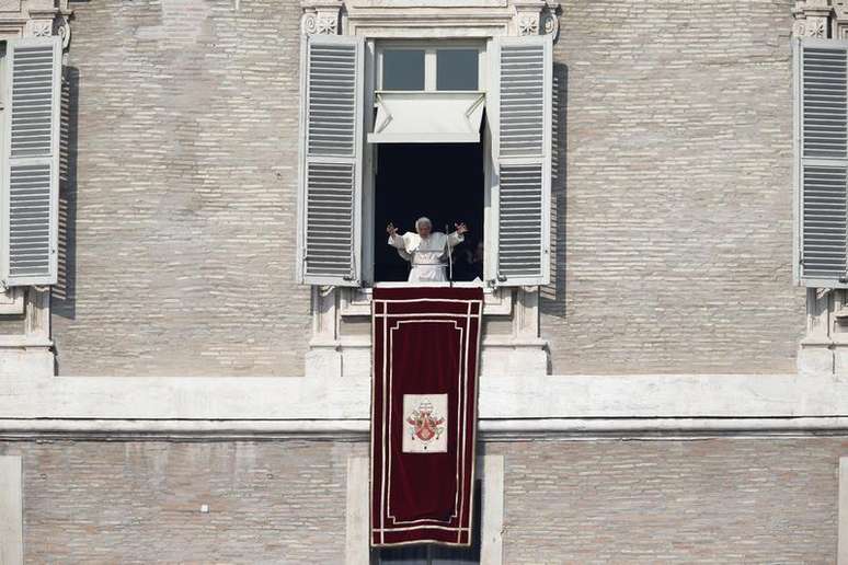 O papa Bento 16 conduz missa no domingo na praça de São Pedro no Vaticano. 17/02/2013