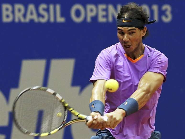 O espanhol Rafael Nadal devolve a bola para o argentino David Nalbandian durante final do individual no Aberto do Brasil em São Paulo. 17/02/2013