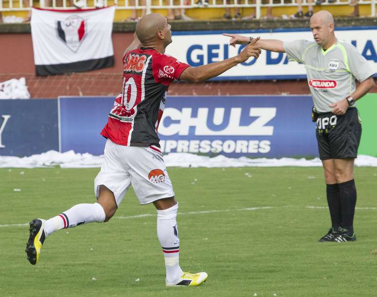 <p>Marcelo Costa vibra com o primeiro gol do Joinville na vitória diante do Criciúma</p>