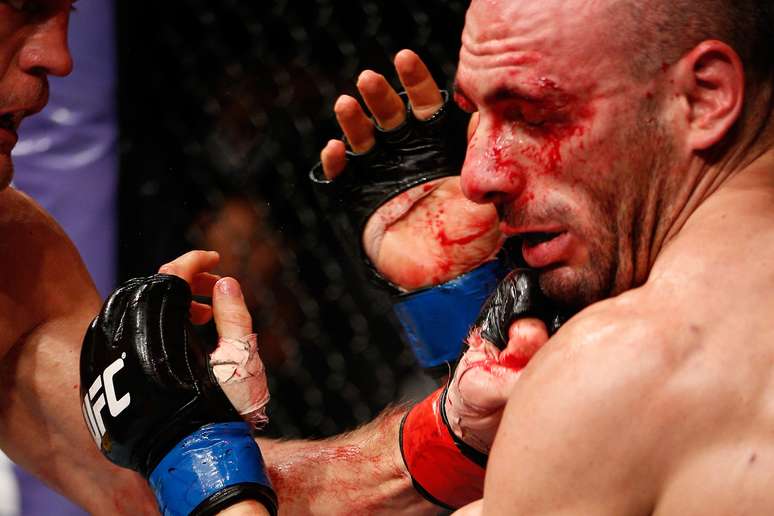 <p>Nedkov sangrou bastante na melhor luta do card preliminar</p>