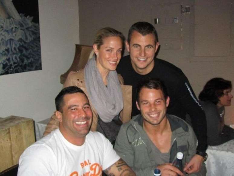 <p>Reeva Steenkamp aparece em foto com Francois Hougaard (sentado, na direita) no Twitter do jogador</p>