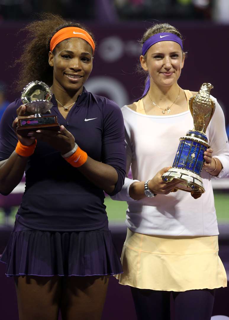 <p>Serena e Azarenka exibem troféus conquistados em Doha, no Catar</p>