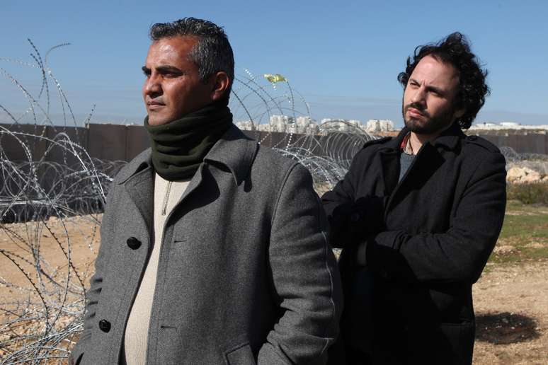 O palestino Emad Bornat e o israelense Guy Davidi, os diretores do Five Broken Cameras