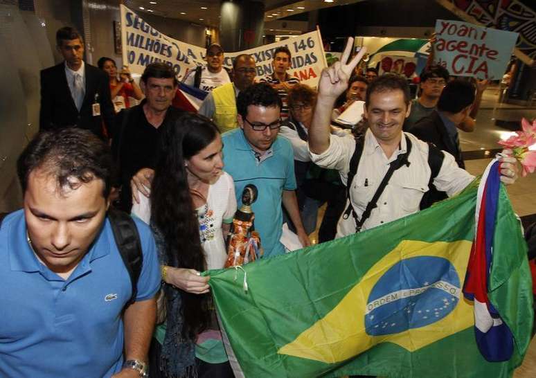 A blogueira cubana Yoani Sánchez, mais conhecida ativista de oposição do país, é recebida com protestos ao desembarcar nesta segunda-feira no Recife. 18/02/2013