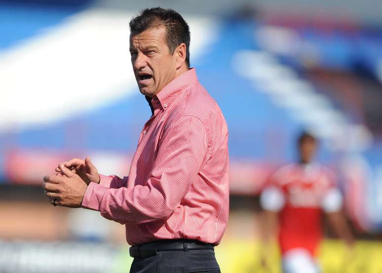 <p>Dunga se esquivou sobre favoritismo colorado diante do Esportivo</p>