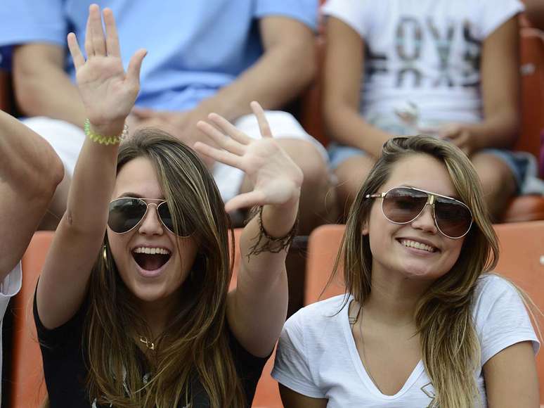 <p>Naquele que pode ter sido o único encontro entre Corinthians e Palmeiras em 2013, os torcedores das duas equipes lotaram o Estádio do Pacaembu neste domingo. Em clima de paz, trocaram provocações ao longo do clássico, que terminou empatado por 2 a 2, pela oitava rodada do Campeonato Paulista</p>